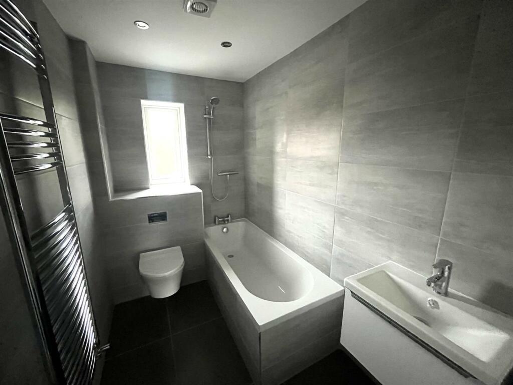Linwood Drive, Bathroom.jpeg