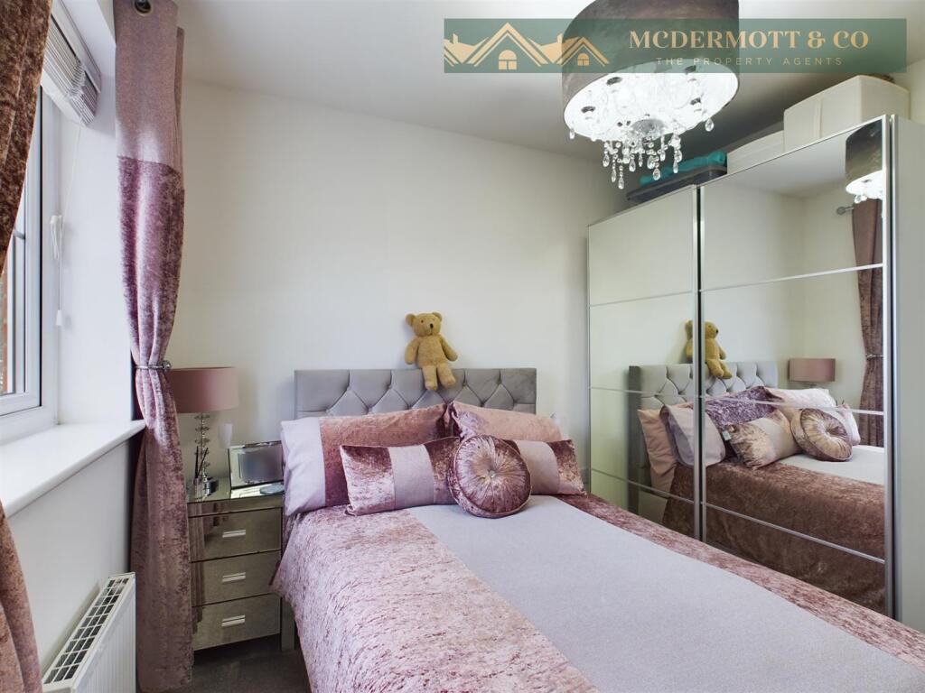 CAM03850G0-PR0042-STILL002 - bed2.jpg