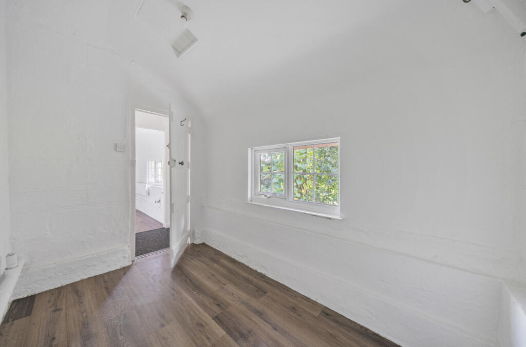 1370694-6-68f0e01...