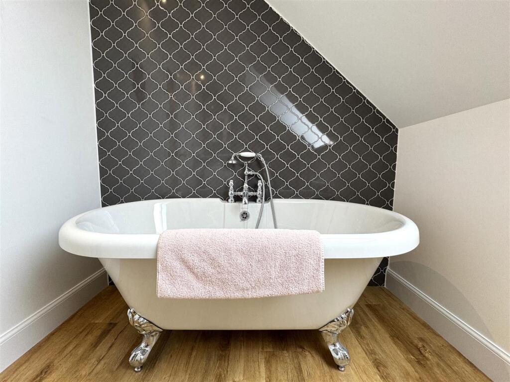 BATHROOM 2.JPG