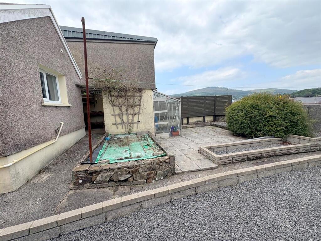 Rear Garden e.jpg