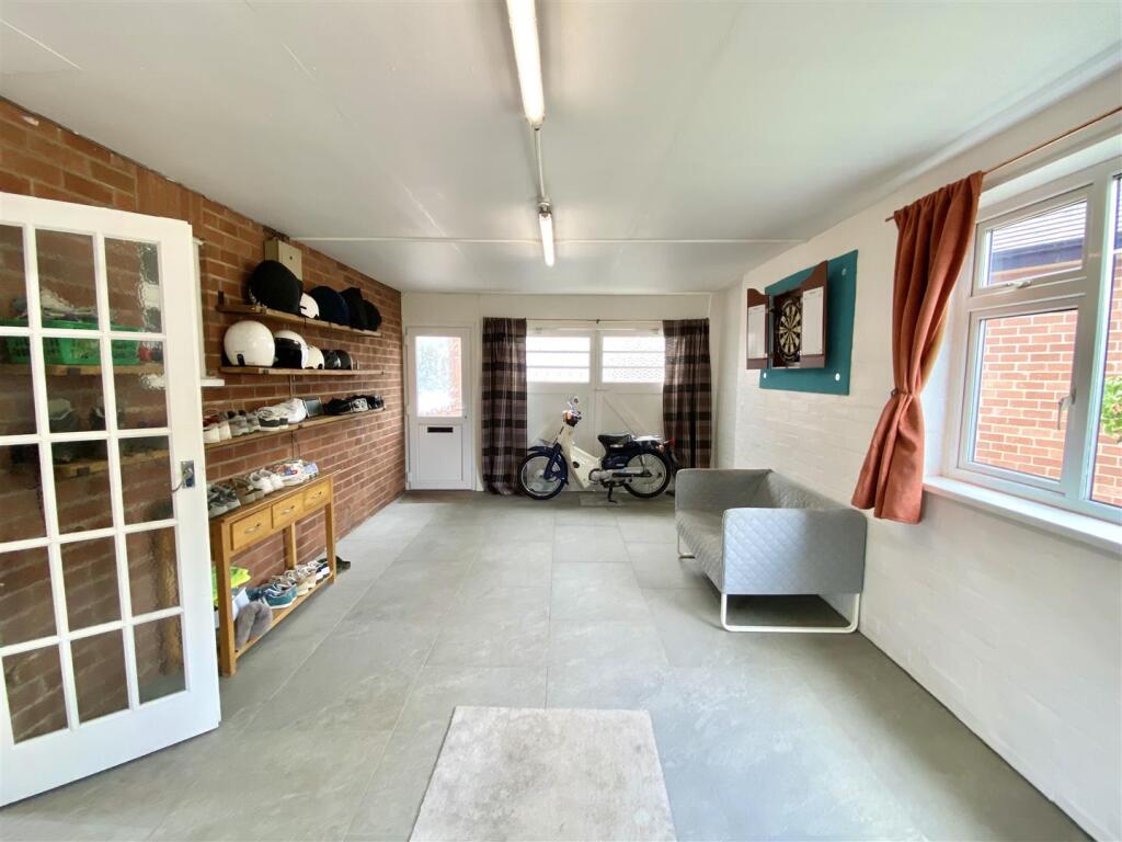 1 Cruckton Close-3.jpg