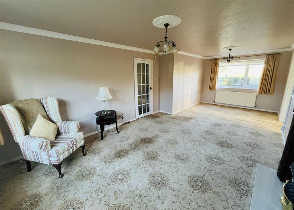 LOUNGE &amp; DINING AREA