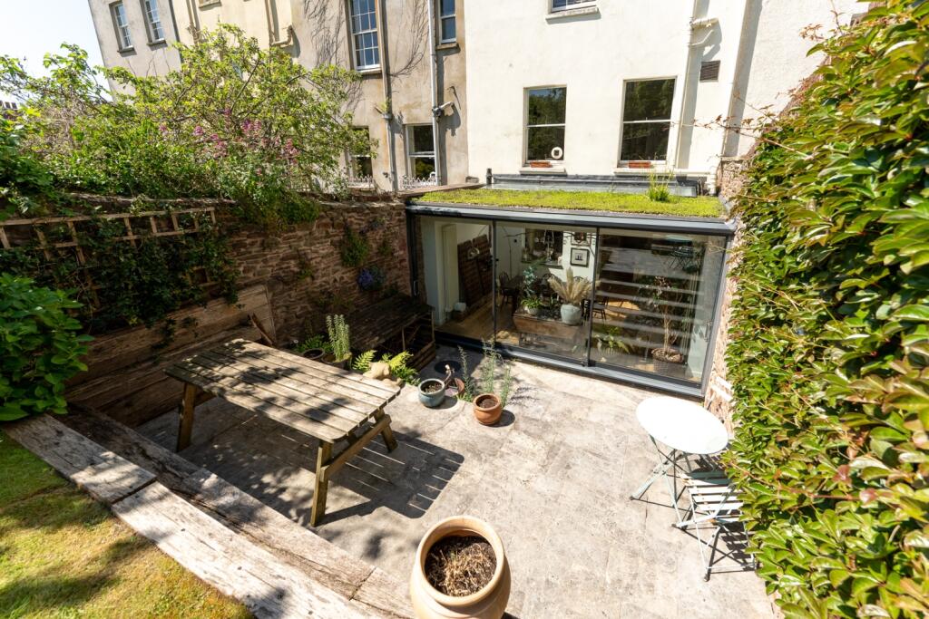 Garden and outdoor dining