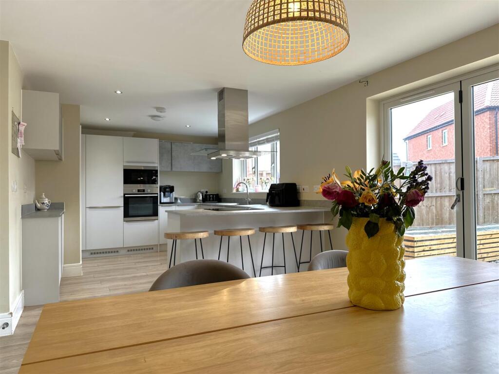 Spacious Dining Kitchen 485