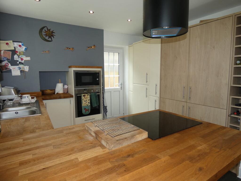 KITCHEN / DINING
