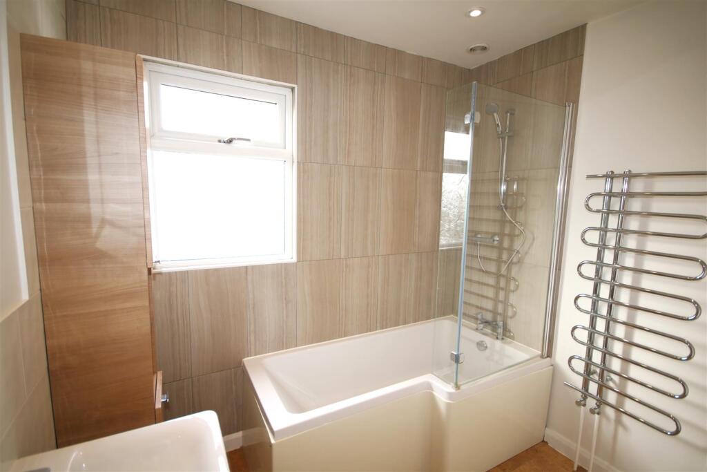 Family Bathroom b.JPG
