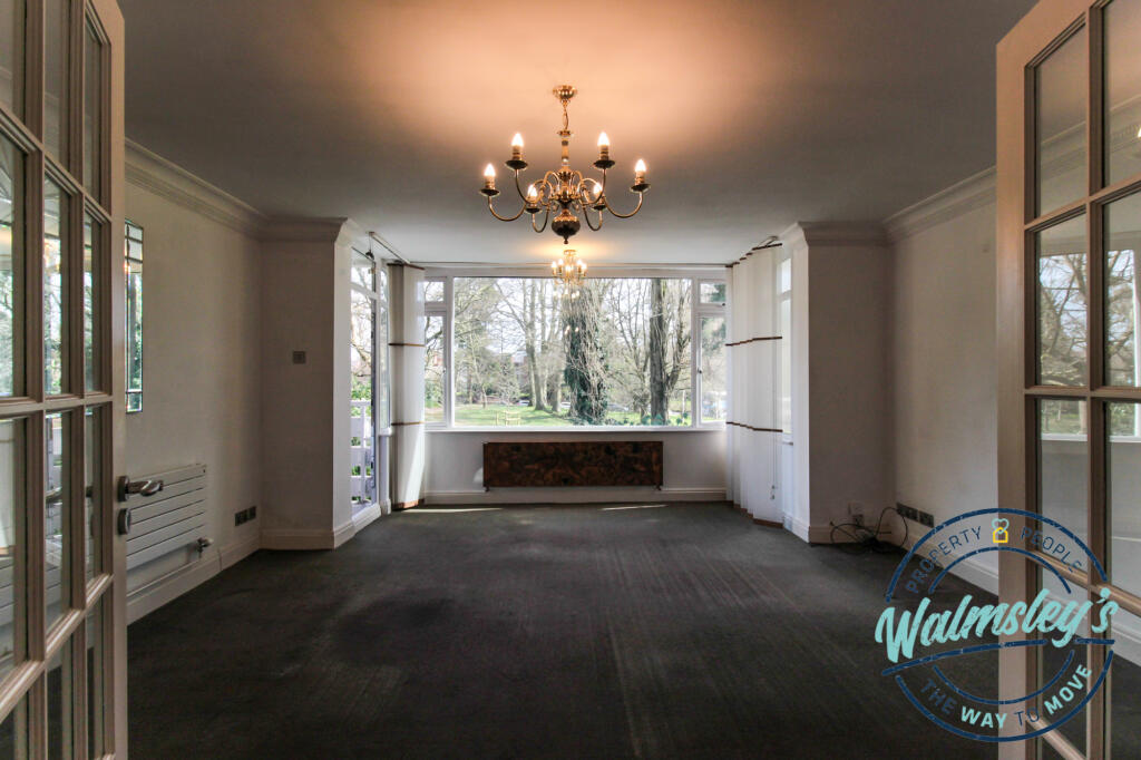 Sitting room with bay &amp; balcony
