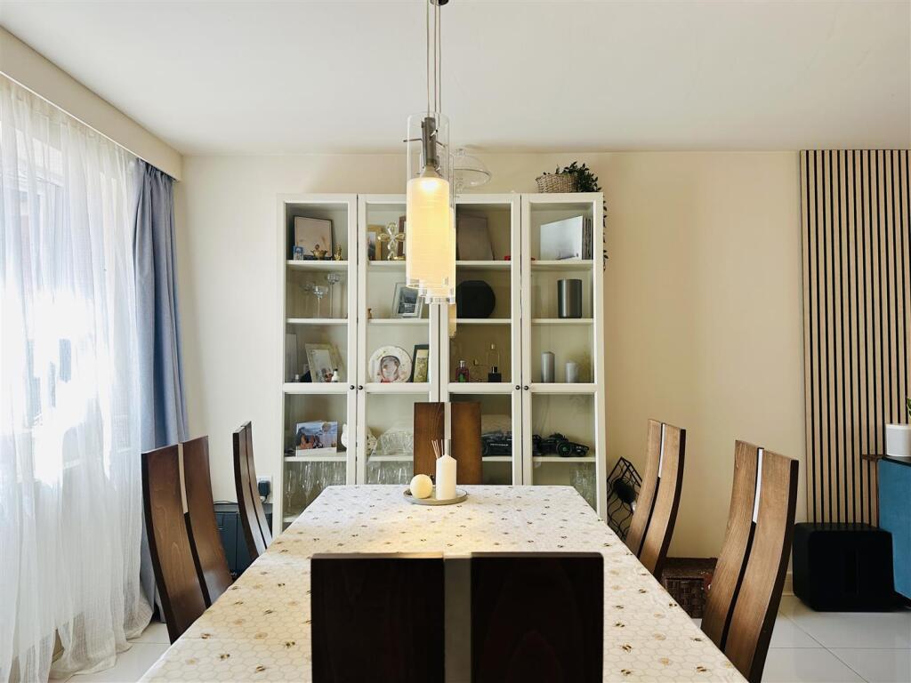 LOUNGE/DINER