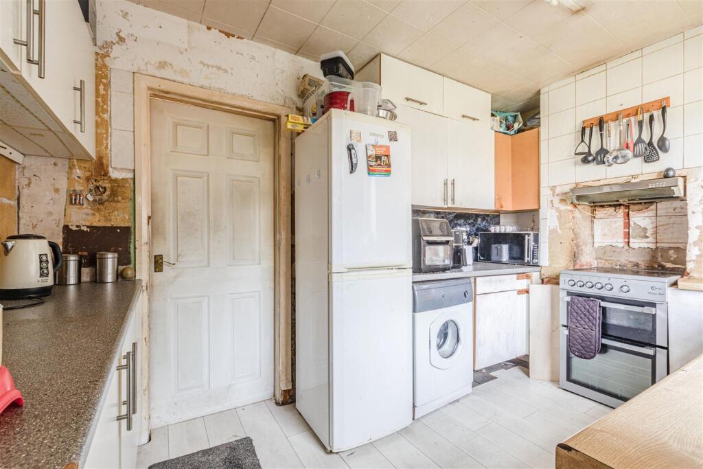 38 Eden Grove Road Byfleet, KT147PX - 5.jpg