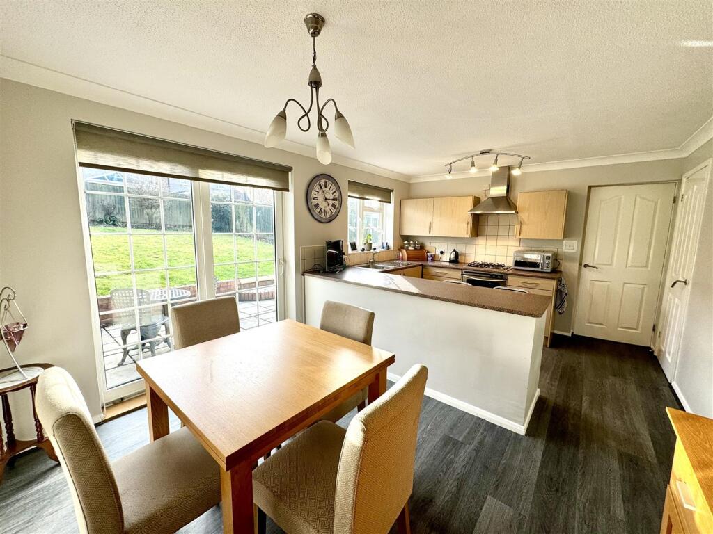 OPEN PLAN KITCHEN/DINING ROOM