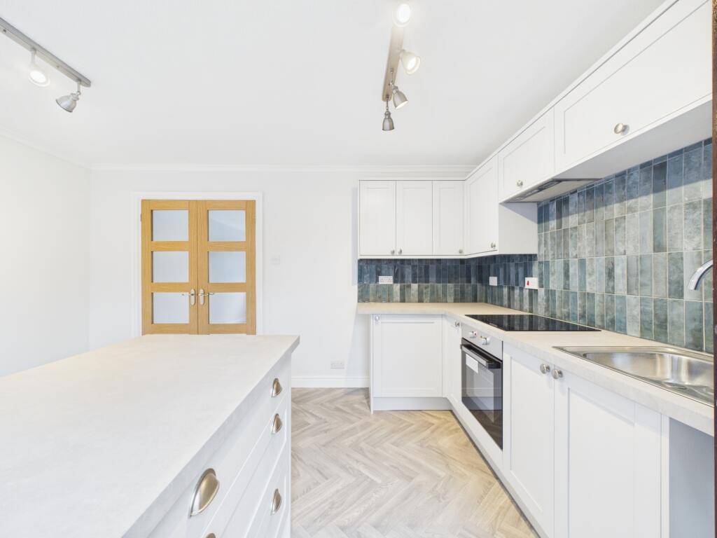 CAM02023G0-PR0184-STILL012