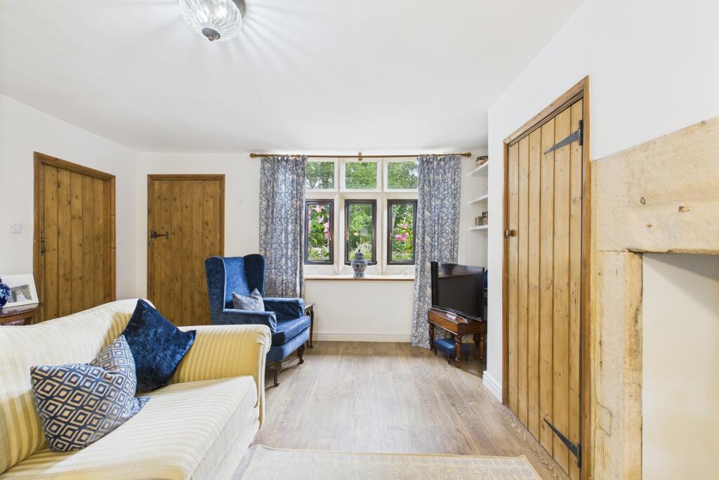 CAM04201G0-PR0099-STILL007