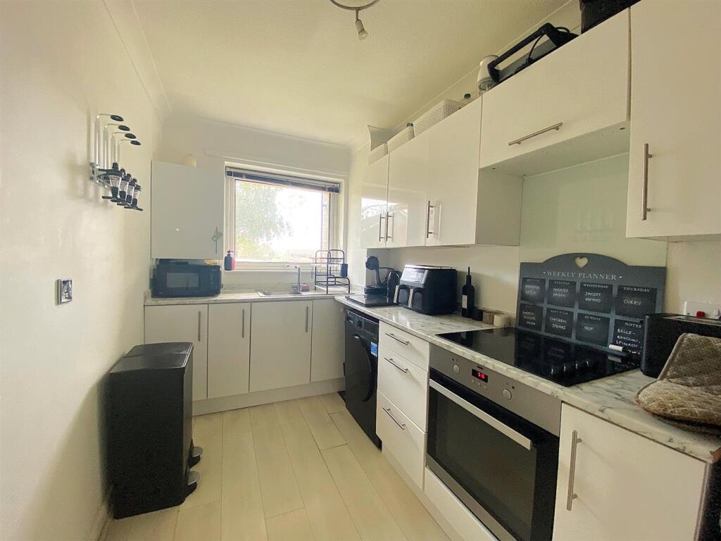 15A Harewood Close - Kitchen2.jpg