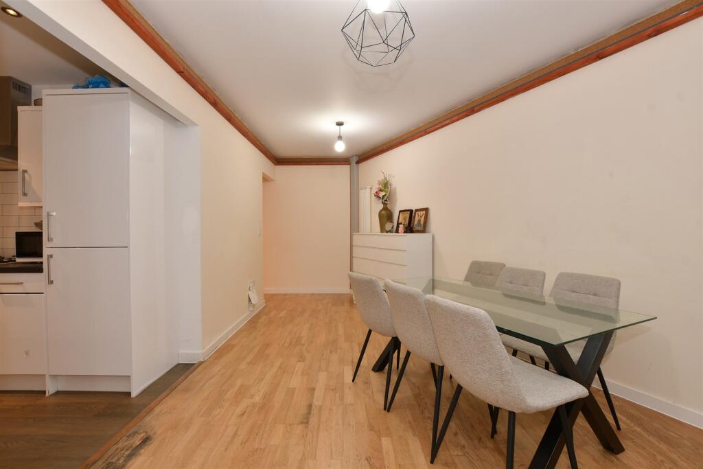 Lounge/Dining Area