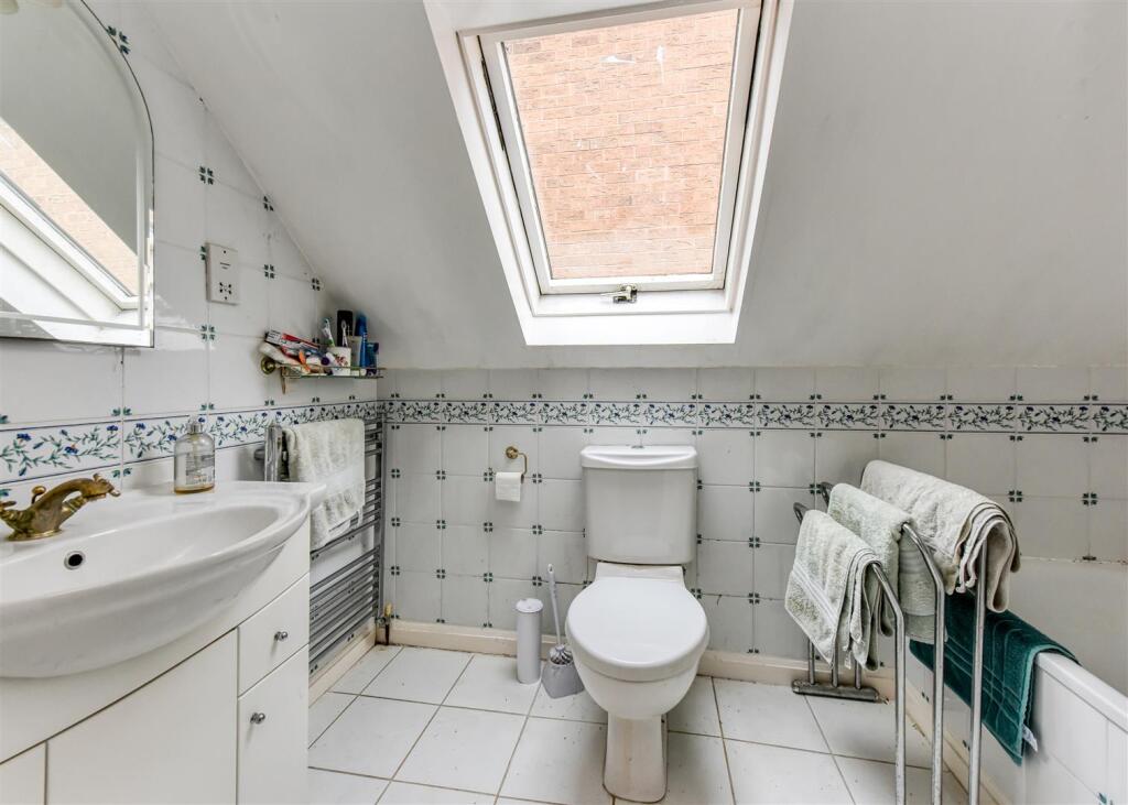 Perton Springs-bed1 ensuite.jpg