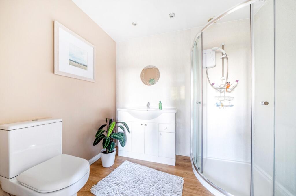 Ensuite - Bwedroom 1