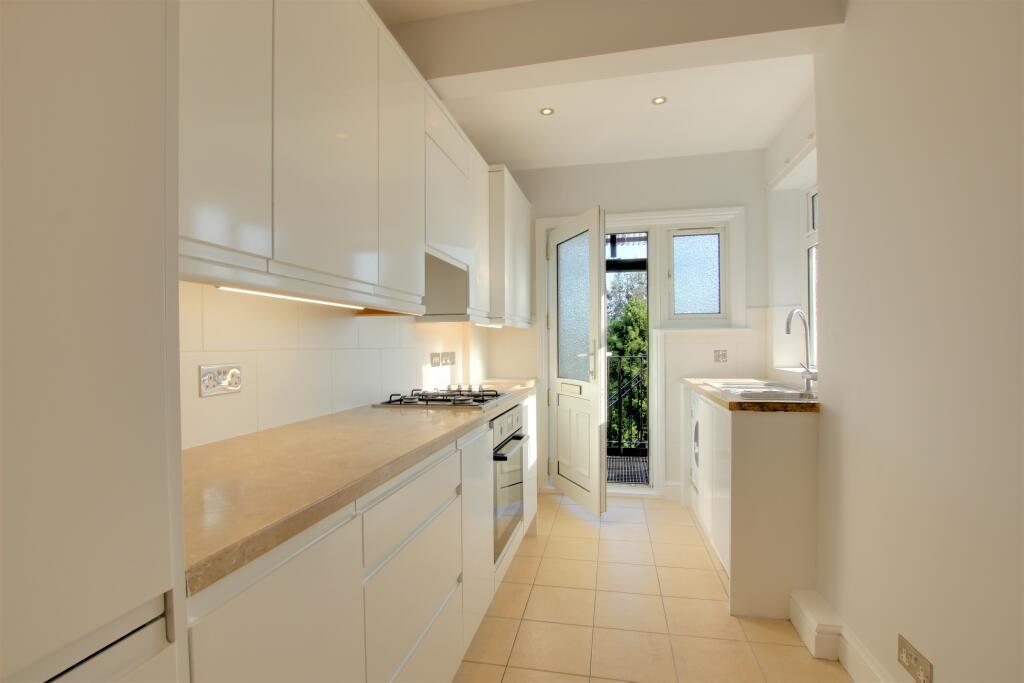 3 KITCHEN (1).jpg