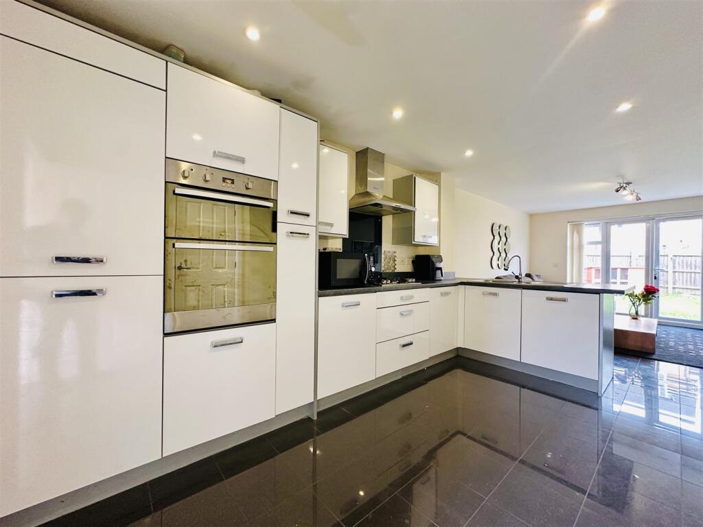 LOUNGE &amp; KITCHEN