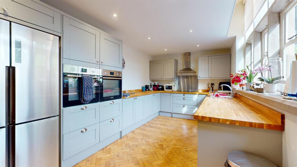 2 The Old School, Vicarage Road, Kitchen 1.jpg