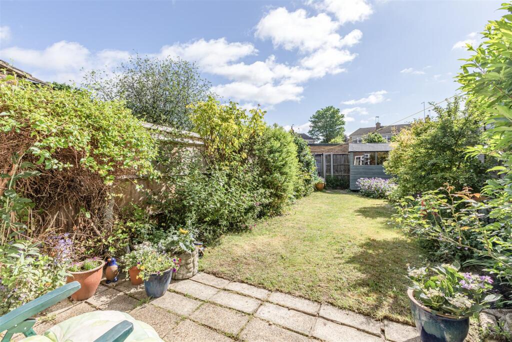 4 Digby Way, Byfleet - 13.jpg