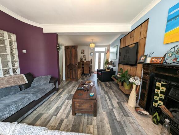 OPEN PLAN LOUNGE &amp; DINING AREA