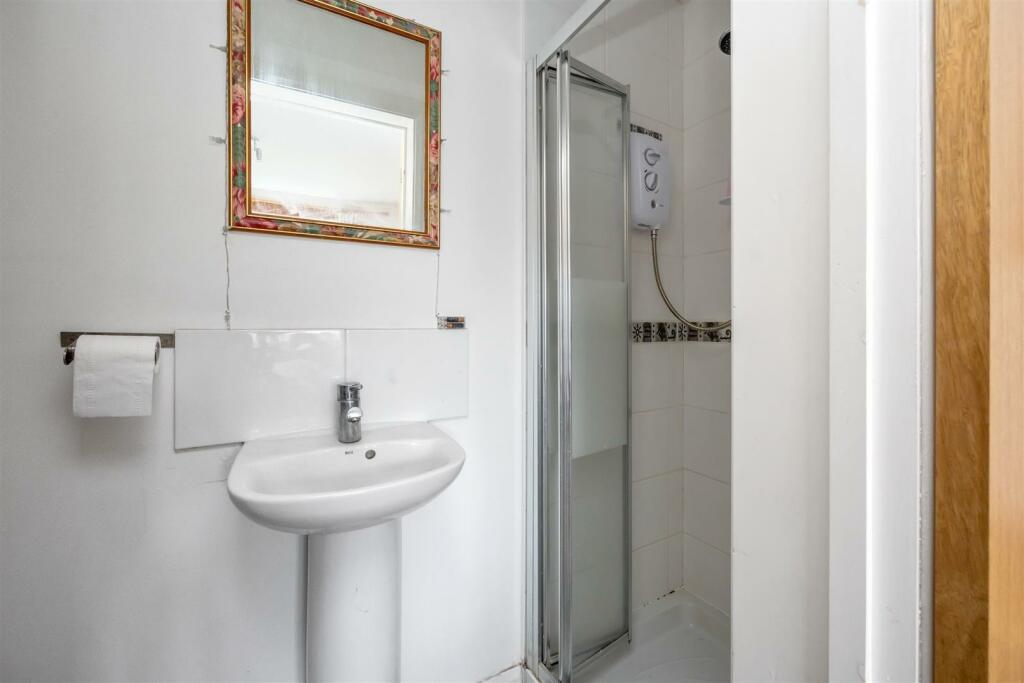 Lynchets Crescent SHOWER.jpeg