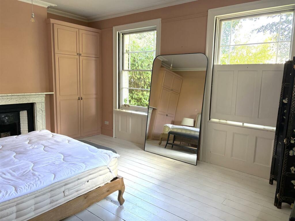 bedroom a.jpg