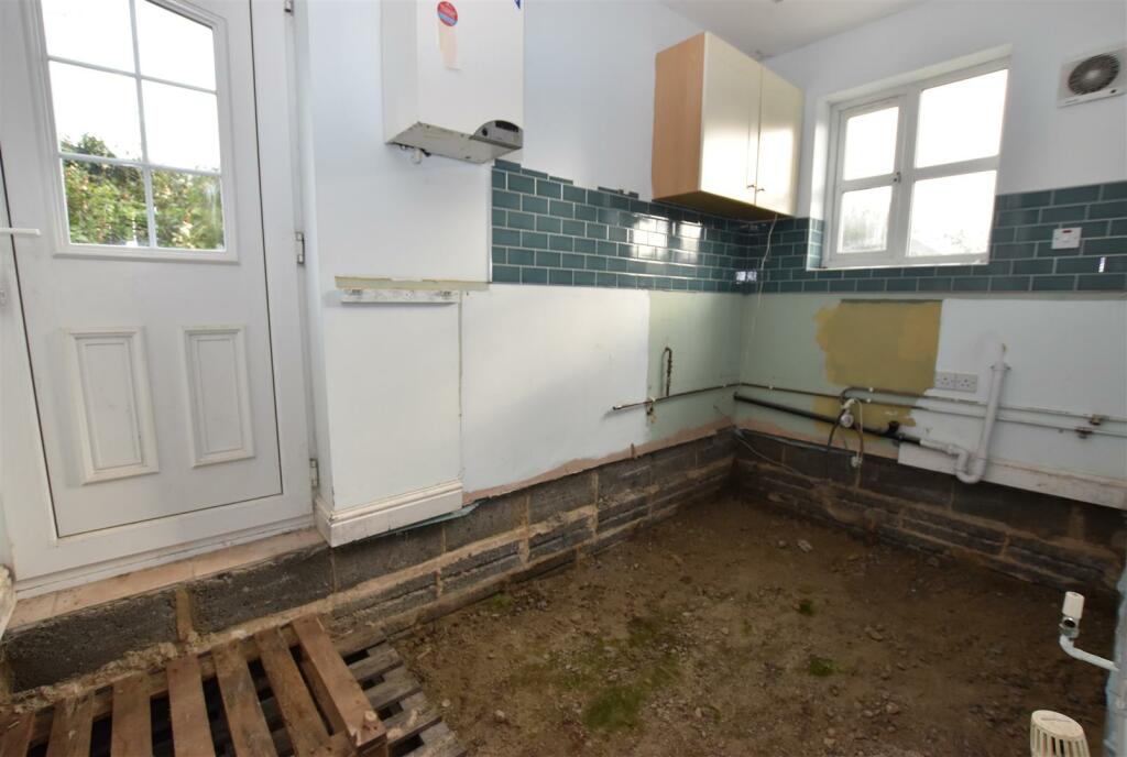 Side Entrance - Potential Utility Area.JPG