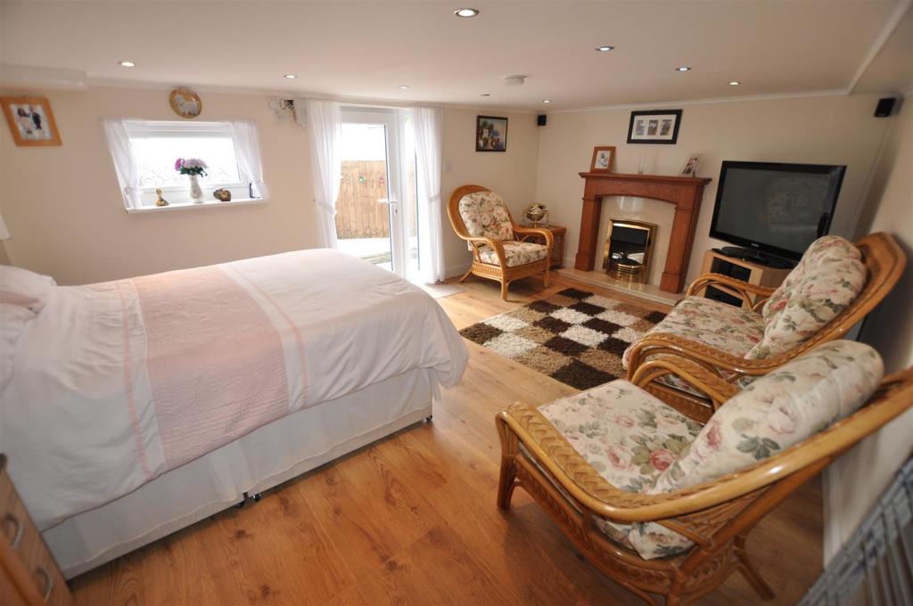 LoungeBed Area1.JPG