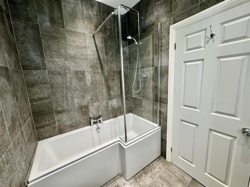 EN-SUITE BATHROOM