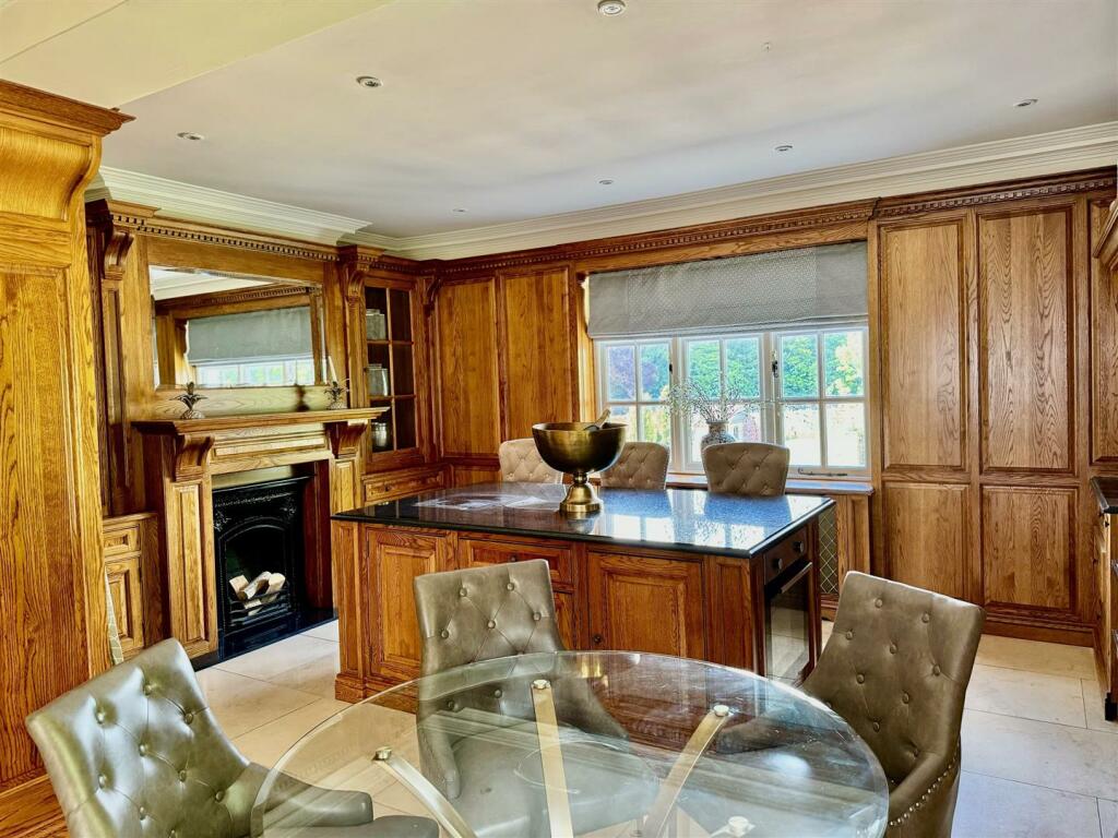 Kitchen 2.jpg