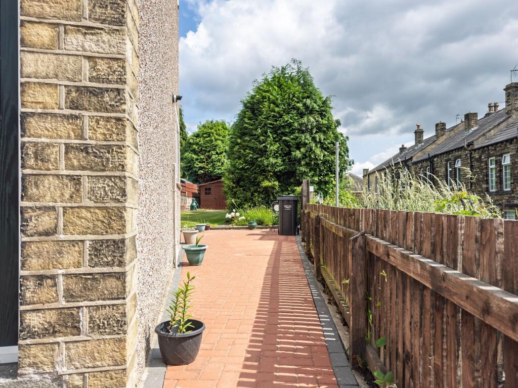 Side block paved patio