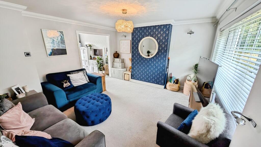 98 Finch lounge 3.jpg