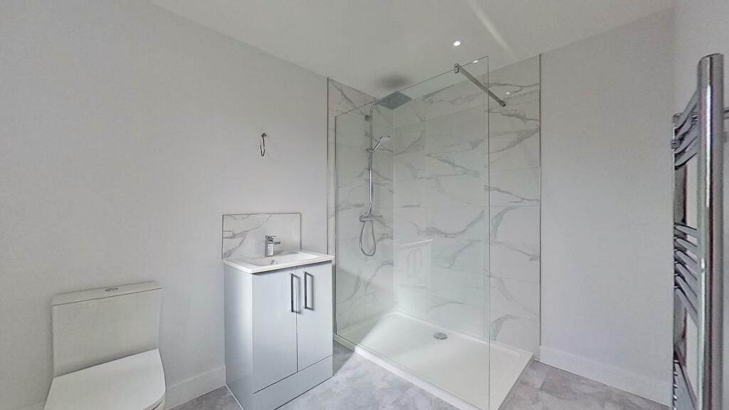 EN-SUITE SHOWER ROOM
