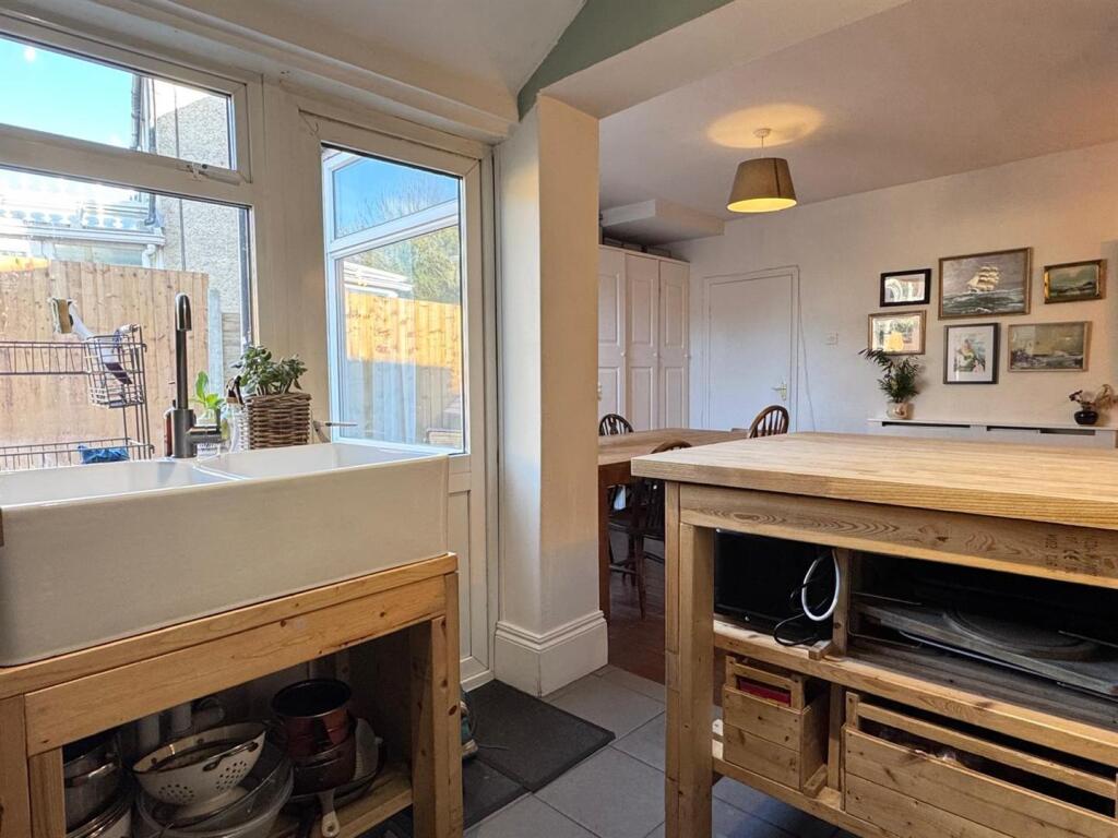 Kitchen (3).jpg