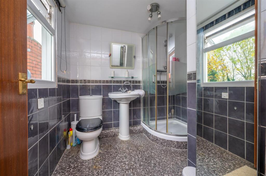 shower room (en-suite)