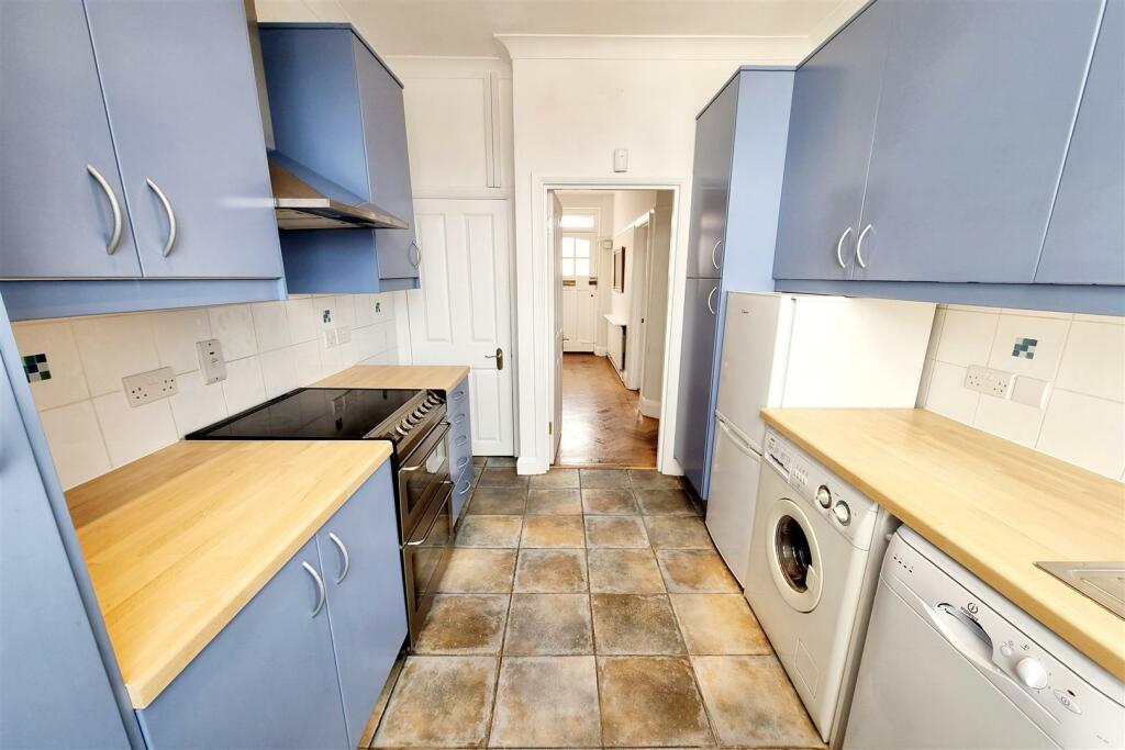 FITTED KITCHEN: PIC. 2
