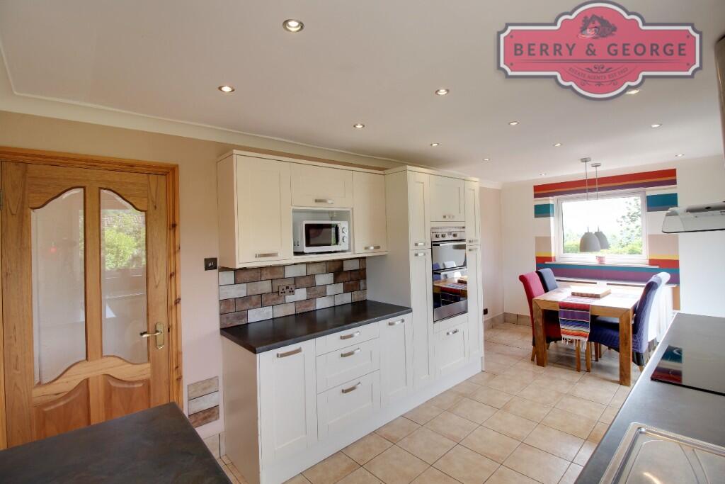 KITCHEN / DINER