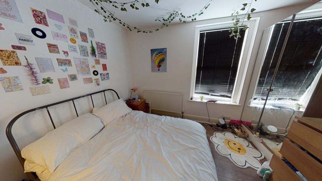 A cozy double bedroom featuring a comfortable d...