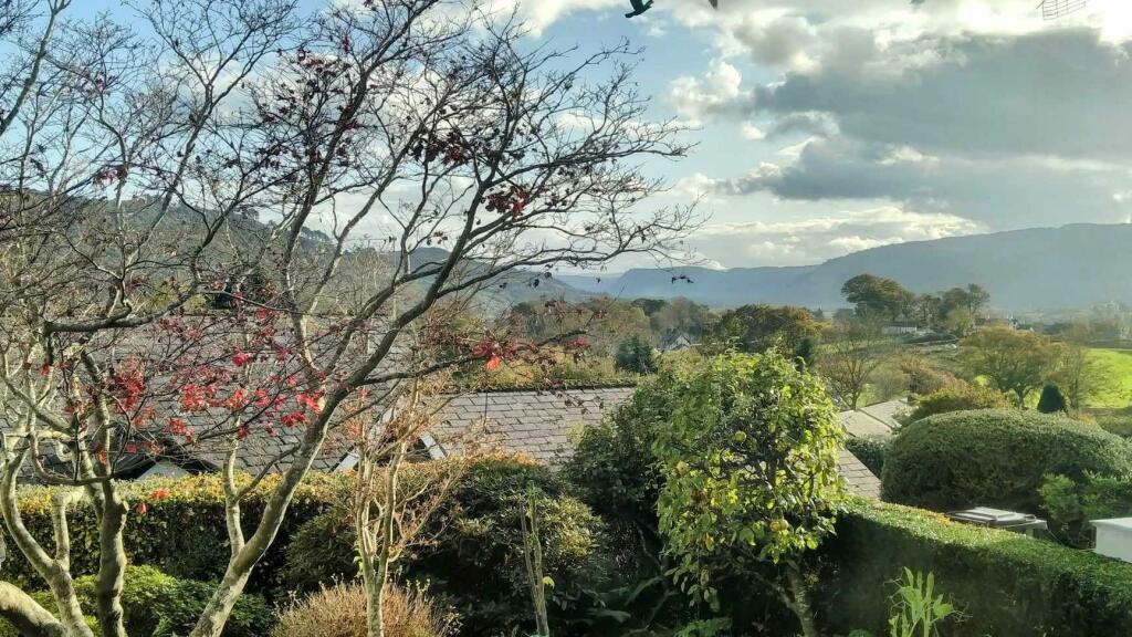 golygfa dyffryn o 4 maes rhun.jpg