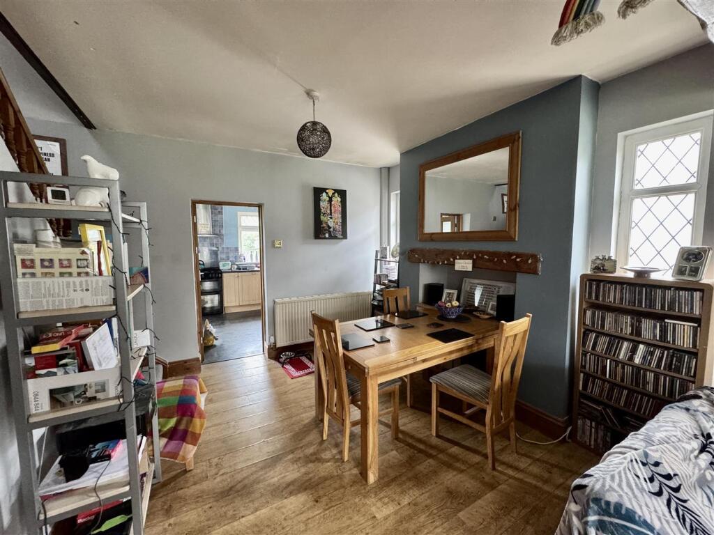 Sitting Room/Dining Room