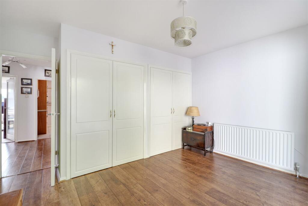 MAIN BEDROOM (ii).jpg