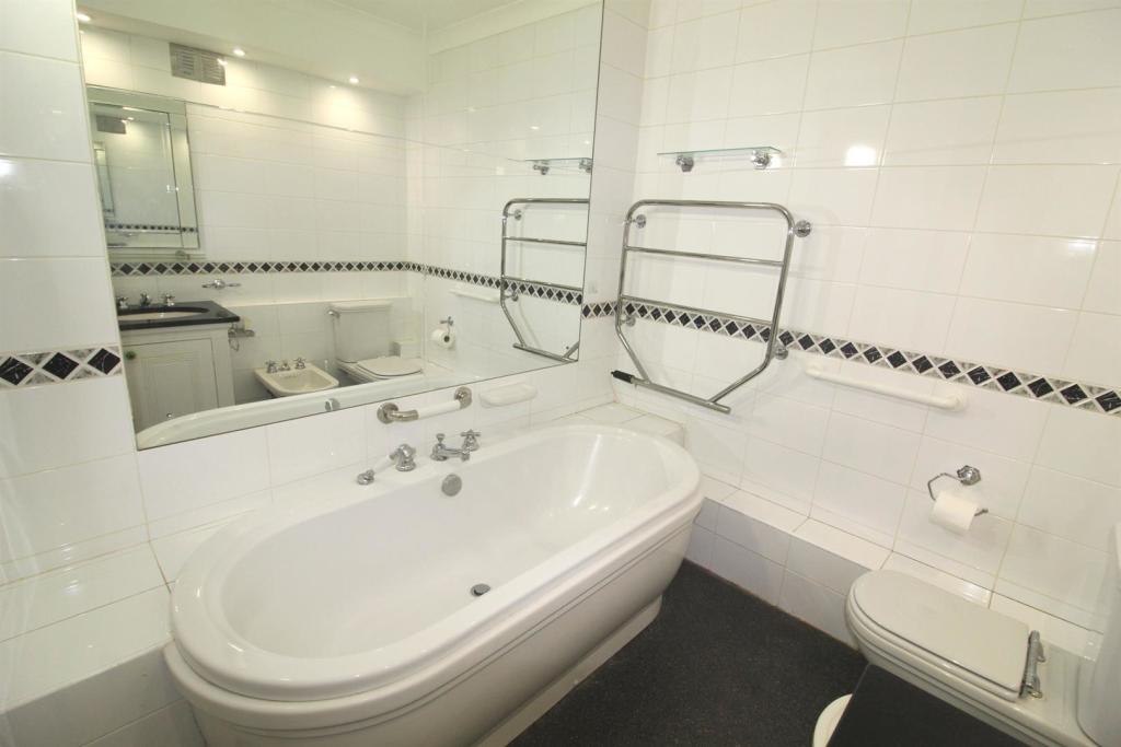 en suite edit.jpg