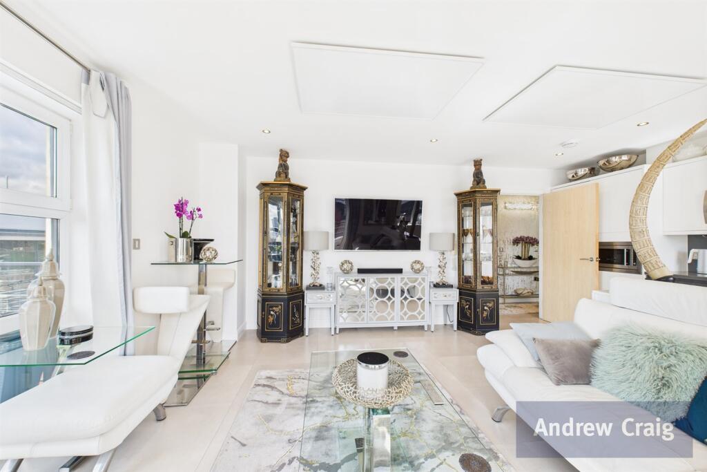 Lounge/Dining Area