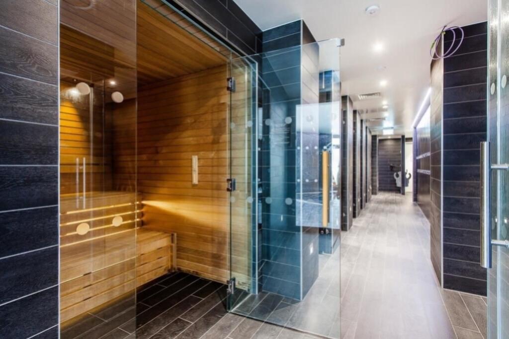 Lrg_Lrg_Sauna and Steam Room