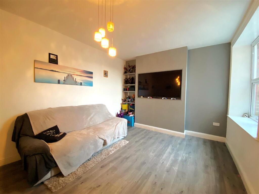 1 St Margarets Ct - Lounge3.jpg