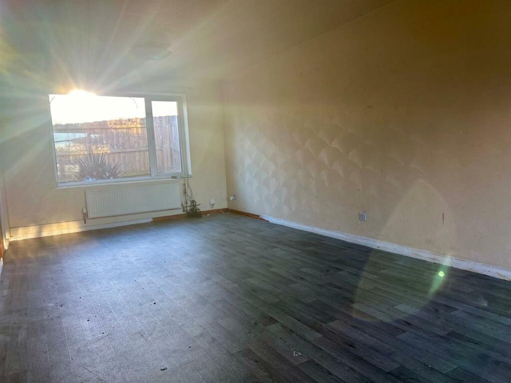 Living Room / Dining Area:
