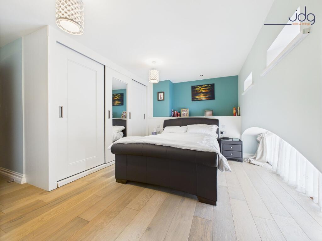 Master Bedroom with Ensuite and built in wardrobe