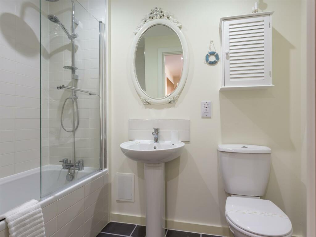 Bathroom-1_2048_X_1536.jpg